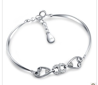 Fashionable silver bracelet